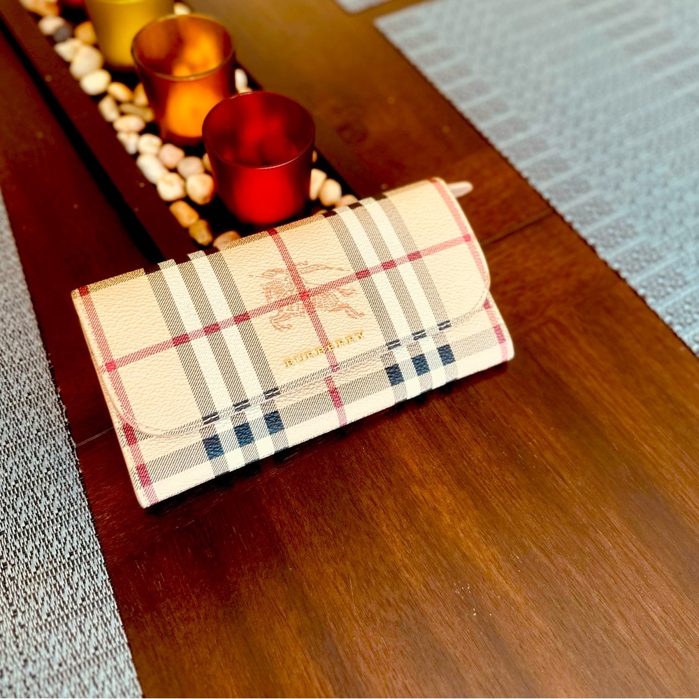 Burberry wallet 💯 authentic